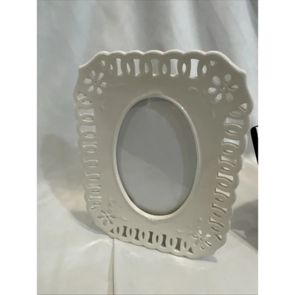 Set of 2 White Porcelain Frames Cutouts Oval Square Green Accent  6.5x6.5‎ 9x6.5